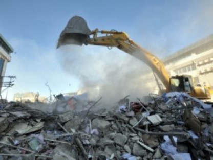 İşçiler yıktıkları binanın altında kaldı