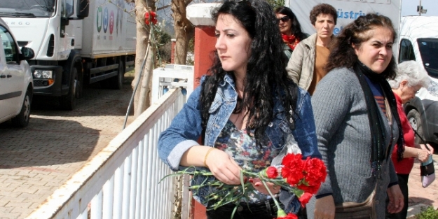 Kadın işçiler karanfillerle anıldı