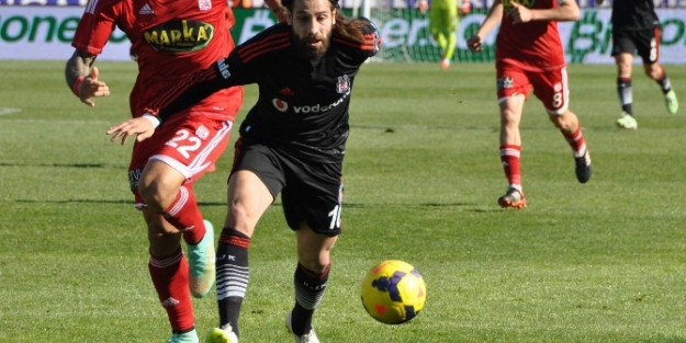 Beşiktaş  zirveden kopmuyor