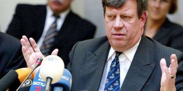 Adalet bakanı ve müsteşarı istifa etti