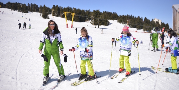 Öğrencilerin Uludağ'da kayak keyfi