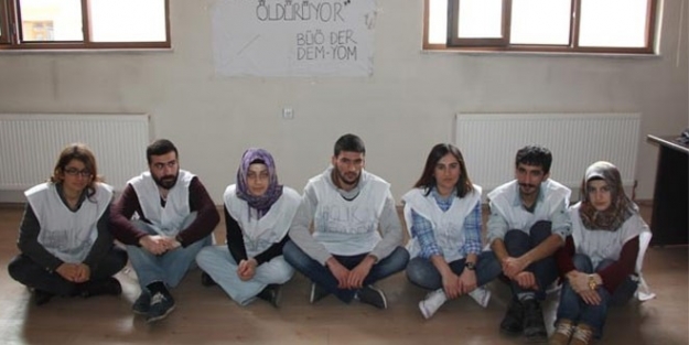 Üniversite öğrencileri açlık grevine son verdi