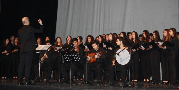Öğrenciler İstiklal Marşı'nı üç ayrı besteyle okudu