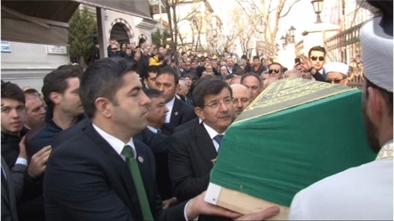 Başbakan yakın arkadaşının cenazesine omuz verdi