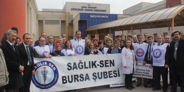 Bursa'da sağlık çalışanları bayramı eyleme çevirdi!
