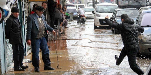 Yağmur 30 dakikada hayatı felç etti