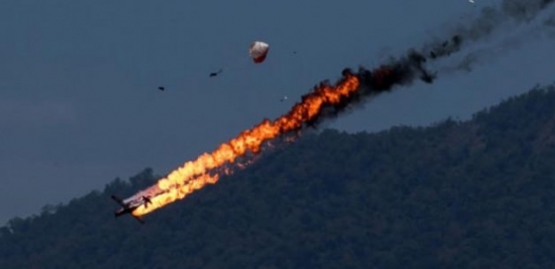 İki uçak havada çarpıştı!