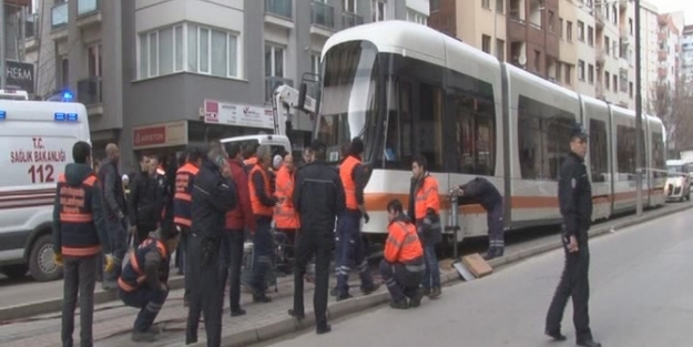 Tramvayın altında feci şekilde can verdi!