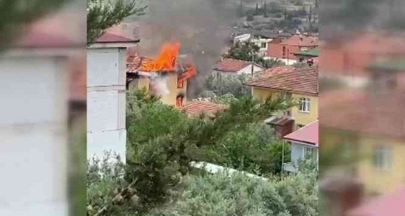 Bursa'da yangın! 3 katlı bina kullanılmaz hale geldi