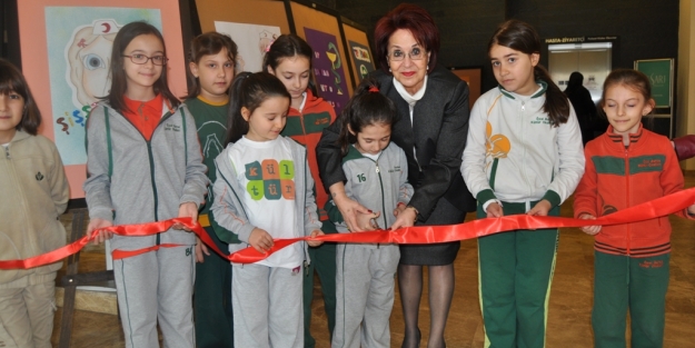 Kültürlü öğrencilerden Tıp Bayramı sergisi