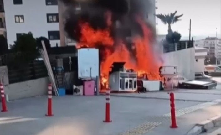 İşten çıkarılan apartman görevlisi sinir krizi geçirip eşyalarını ateşe verdi