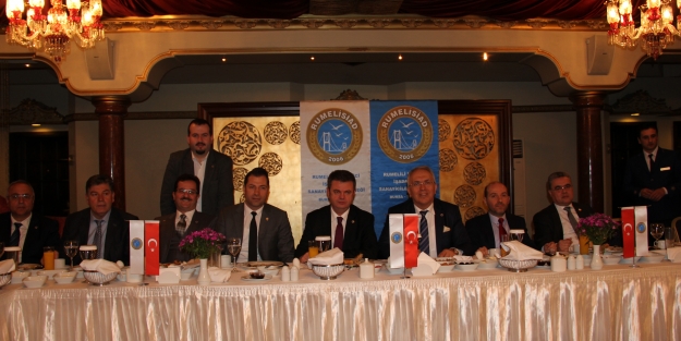 “Altın kafeslerde demir dövüyoruz”