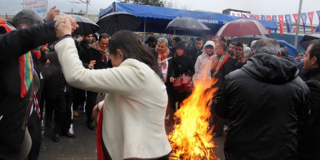 Bursa'da Nevruz yağmur altında kutlandı