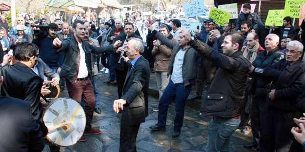 Bursalı köylülerden davullu zurnalı eylem