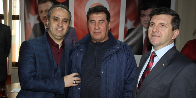 AK Parti’ye üye olan 50 kişiye rozet takıldı