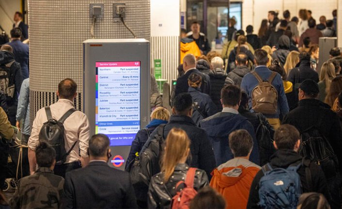 Londra’da metro çalışanları 24 saatlik greve gitti