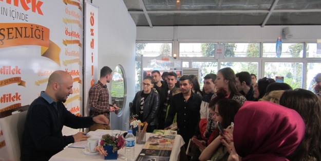 Kahraman Tazeoğlu Bursalı okurlarıyla buluştu