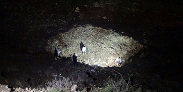 Sınırda büyük patlama! Dev çukur oluştu