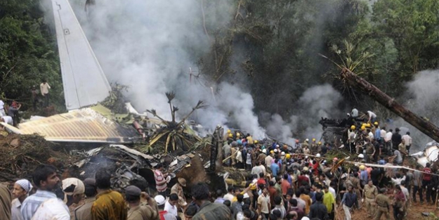 Hindistan'da askeri uçak düştü