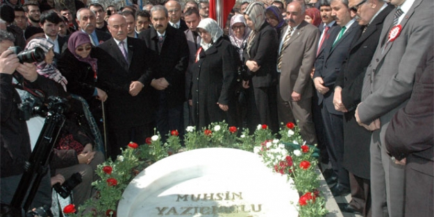 Muhsin Yazıcıoğlu kabri başında dualarla anıldı
