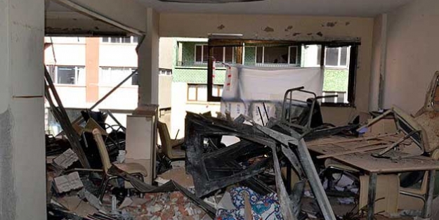 Bombalanan binada çökme tehlikesi