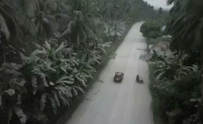 Bulusan Yanardağı patladı, halk tahliye edildi