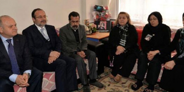 Özgecan'ın babasına ödülü evinde verildi