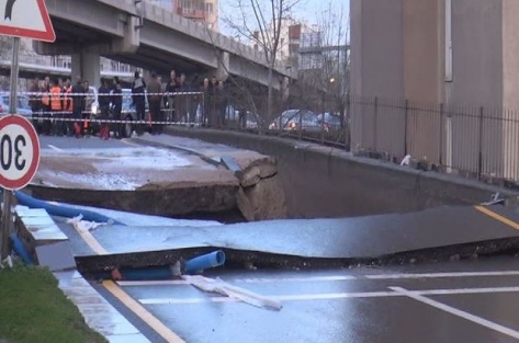 Su borusu patlayınca yol çöktü