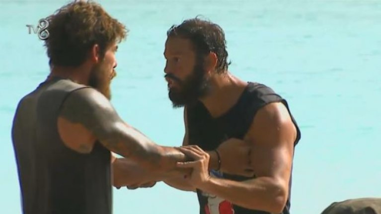 Survivor'da "tekme" kavgası: Adem ile Atakan birbirine girdi!