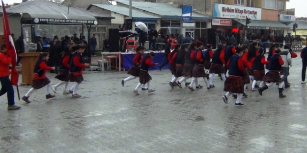 Öğrenciler yağmurdan kaçtı doluya tutuldu