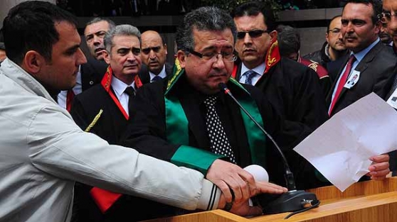 Şehit savcıyı anma töreninde gergin anlar