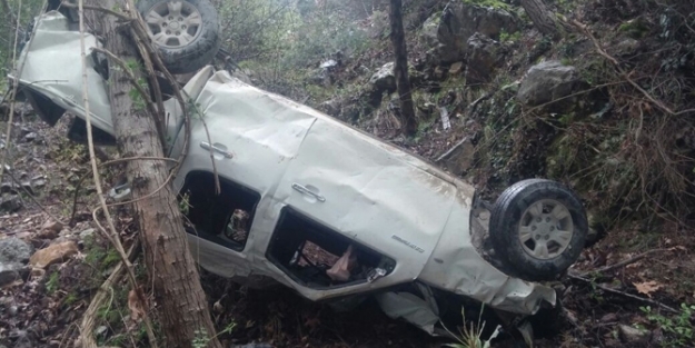 Otomobil uçuruma yuvarlandı! 4 yaralı!