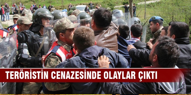 Teröristin cenazesine taşlı saldırı