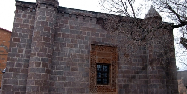 400 yıllık mescit ibadete açıldı