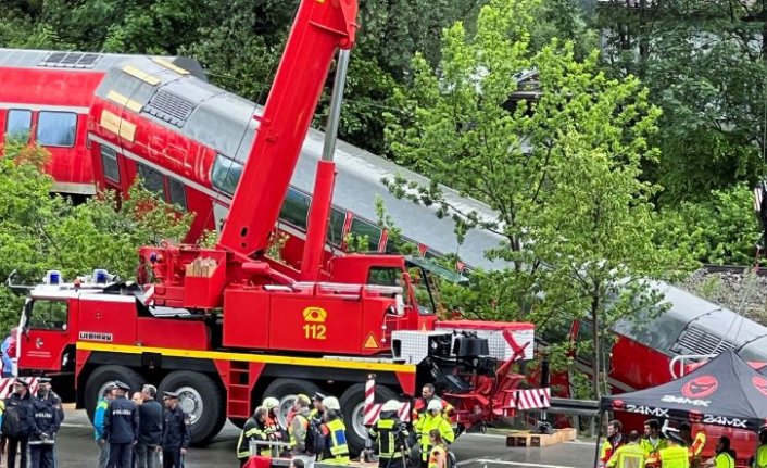 Almanya'daki tren kazasında can kaybı 5'e yükseldi