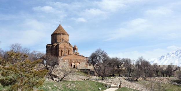 Tarihi kiliseye tavşan istilası