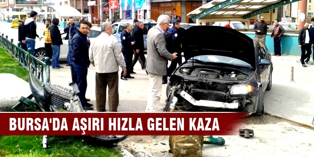 Bursa'da aşırı hızla gelen kaza!  Otomobiller  hurdaya döndü...