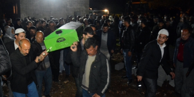 Trafik katliamı kurbanları gece toprağa verildi