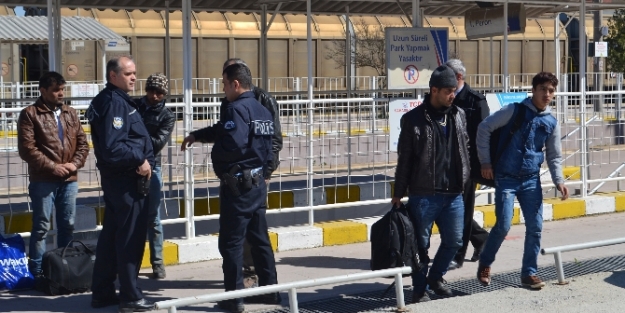 Kaçaklar yanlış trene binince...