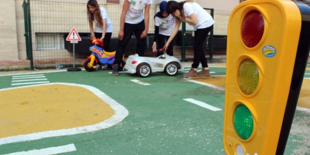 Liselilerden hayat kurtaran trafik projesi