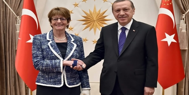 Anne Brasseur’ü kabul etti