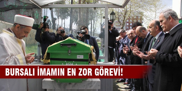 Eski vekil annesinin cenaze namazını kıldırdı