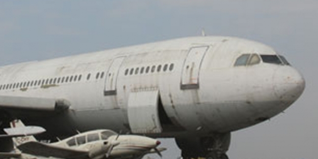 Yıldırım uçağa çarptı