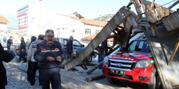 Hortum yıktı geçti