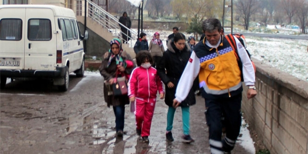 Mahalleli kendi topladıkları parayla alınan yemekten zehirlendi