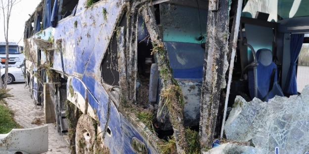 Otobüs şarampole devrildi: 21 yaralı