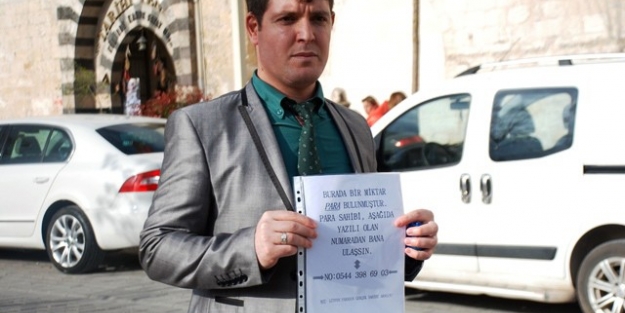 Yerde bulduğu paranın sahibini afişlerle arıyor