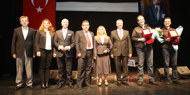 Cezaevi çocukları için sahneye çıktılar