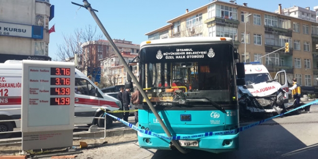 Ambulans özel halk otobüsü ile çarpıştı: 7 yaralı