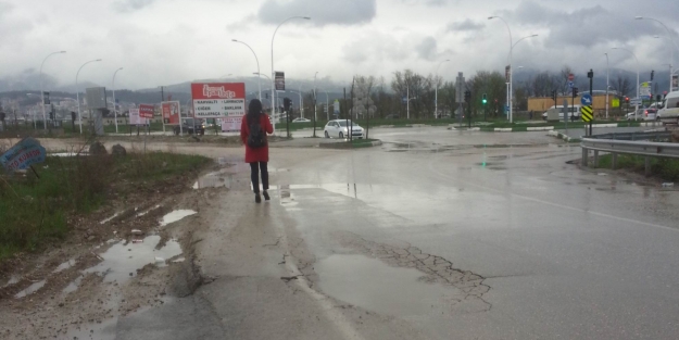 Bozuk yol ve kaldırımlar vatandaşı çileden çıkardı